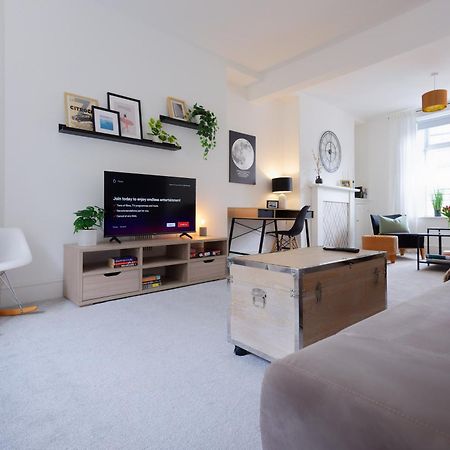 Stayright 3 Bed Home Near Hiking Trails & Parks Llwynypia Bagian luar foto