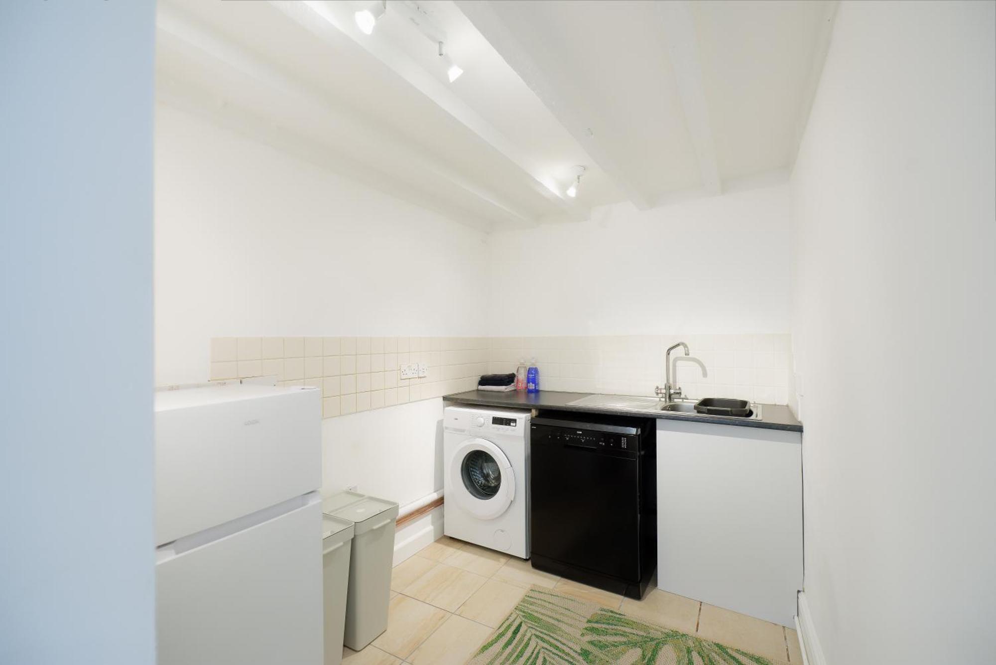 Stayright 3 Bed Home Near Hiking Trails & Parks Llwynypia Bagian luar foto