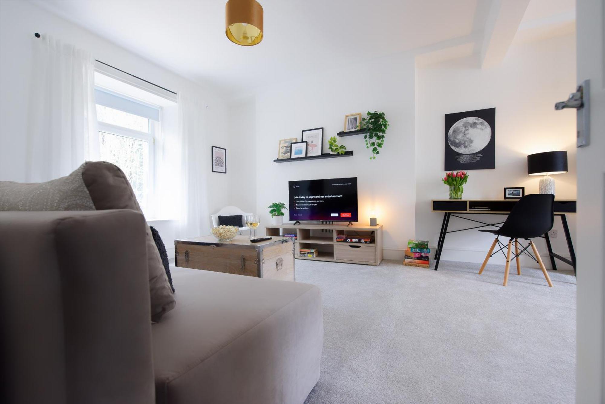 Stayright 3 Bed Home Near Hiking Trails & Parks Llwynypia Bagian luar foto